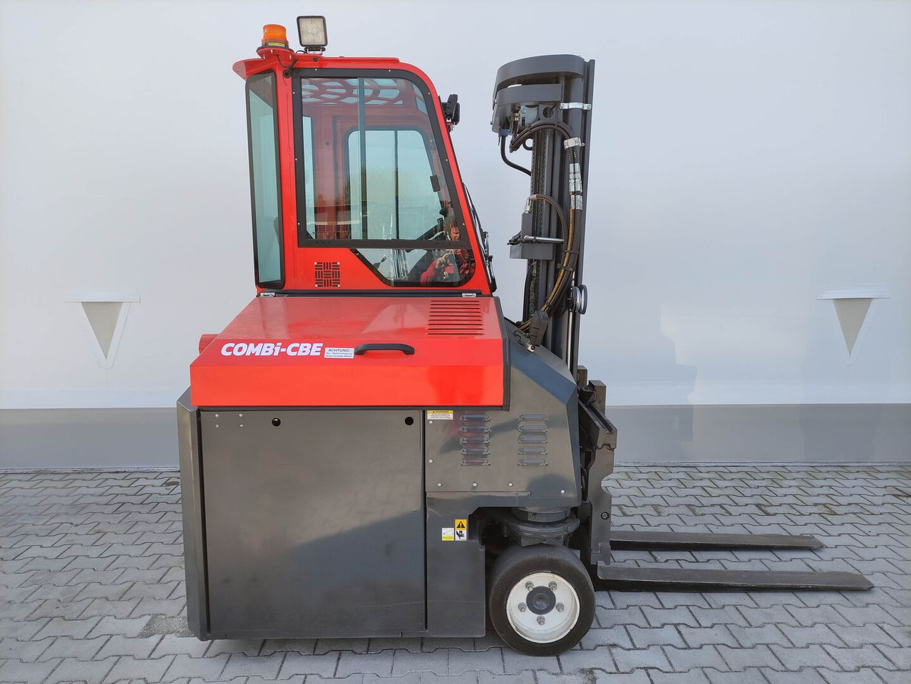 Combilift CBE3000 - Електронавантажувач: фото 2 Combilift CBE3000 - Електронавантажувач: фото 2