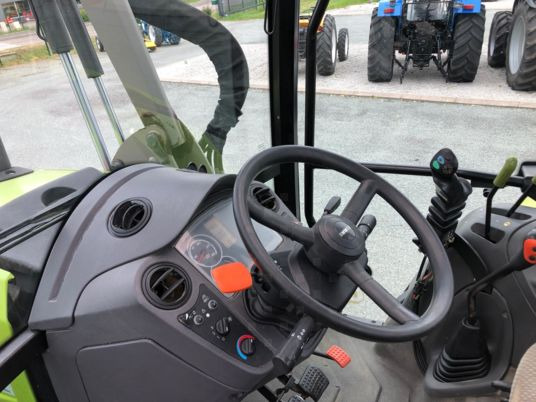 Claas AXOS 320 CX tracteur + chargeur Mailleux MX T408 - Трактор: фото 4 Claas AXOS 320 CX tracteur + chargeur Mailleux MX T408 - Трактор: фото 4