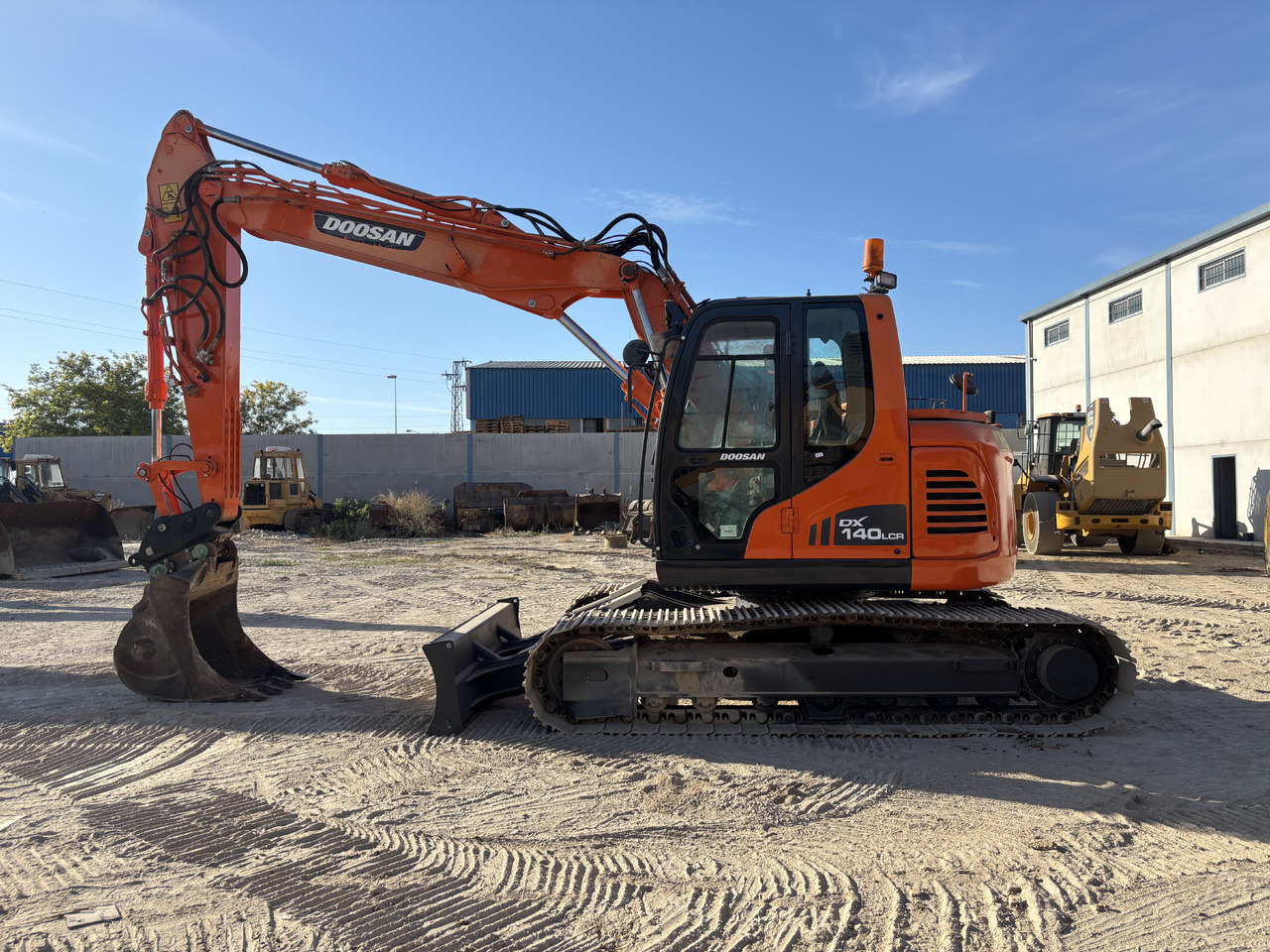 DOOSAN DX140-3 - Гусеничний екскаватор: фото 2 DOOSAN DX140-3 - Гусеничний екскаватор: фото 2