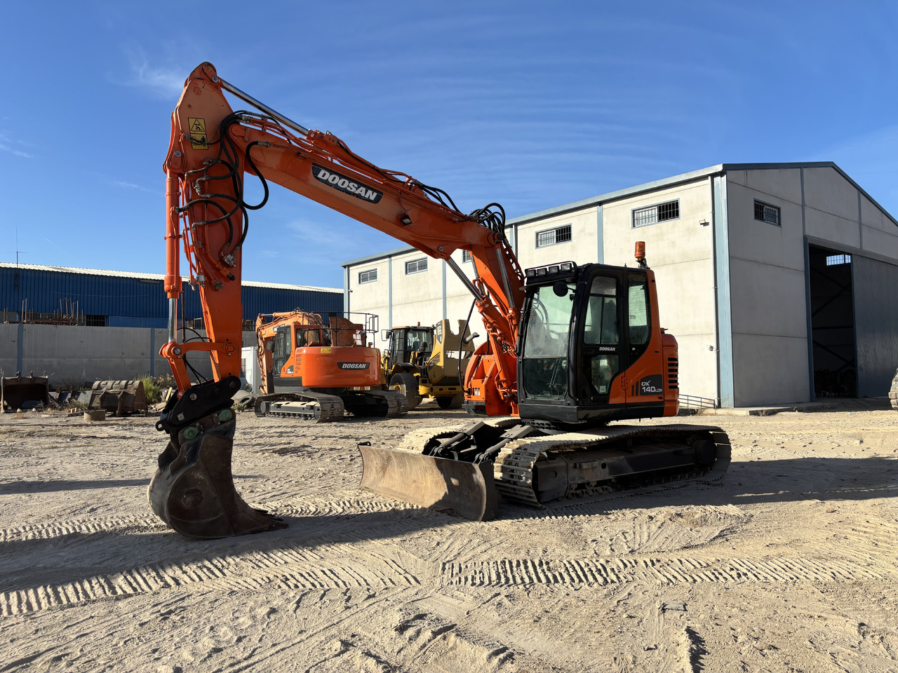 DOOSAN DX140-3 - Гусеничний екскаватор: фото 1 DOOSAN DX140-3 - Гусеничний екскаватор: фото 1