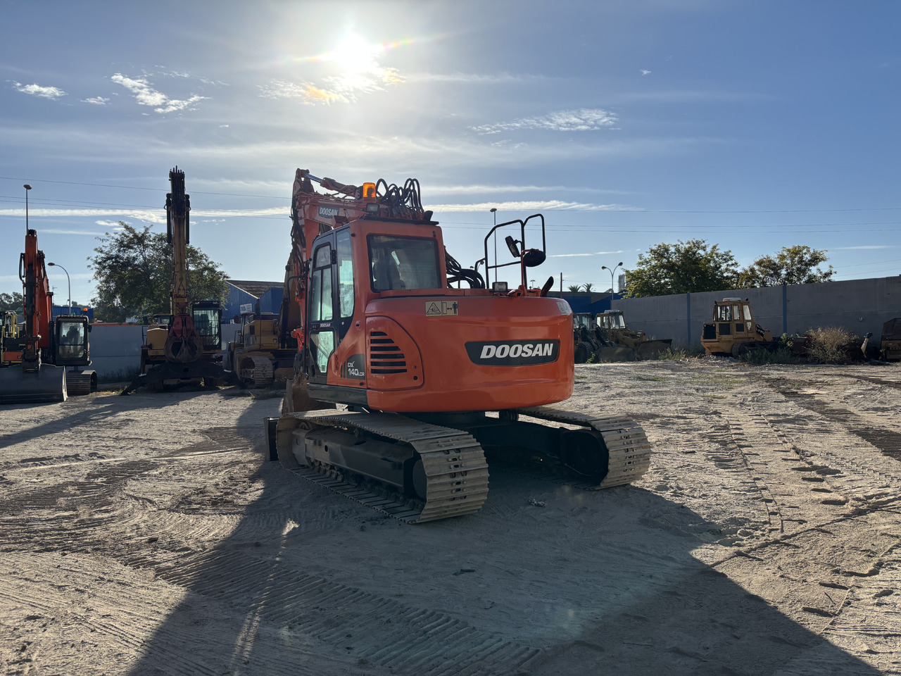 DOOSAN DX140-3 - Гусеничний екскаватор: фото 3 DOOSAN DX140-3 - Гусеничний екскаватор: фото 3