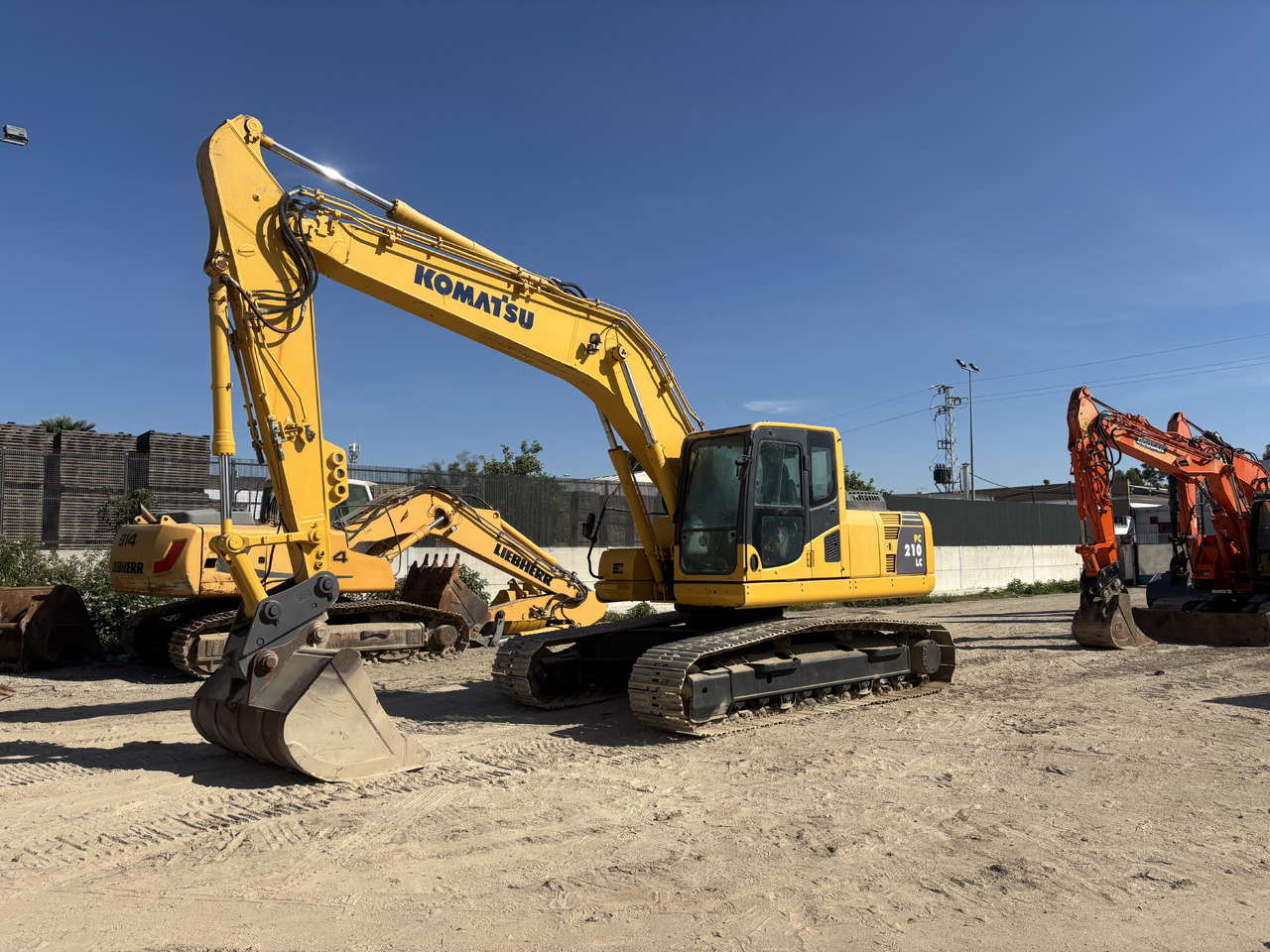 KOMATSU PC210-8 - Гусеничний екскаватор: фото 1 KOMATSU PC210-8 - Гусеничний екскаватор: фото 1