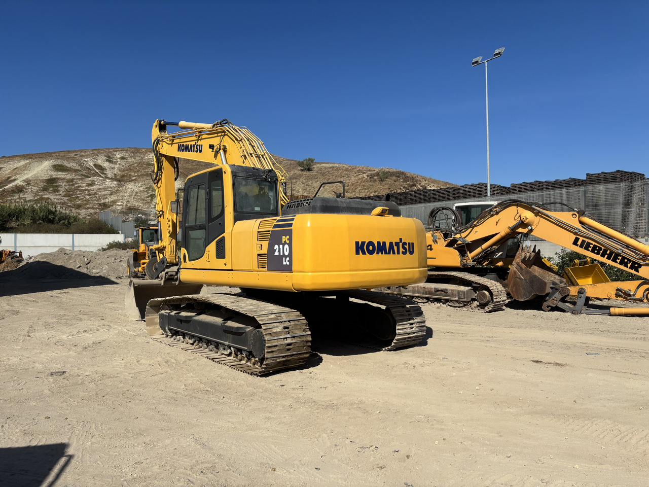 KOMATSU PC210-8 - Гусеничний екскаватор: фото 3 KOMATSU PC210-8 - Гусеничний екскаватор: фото 3