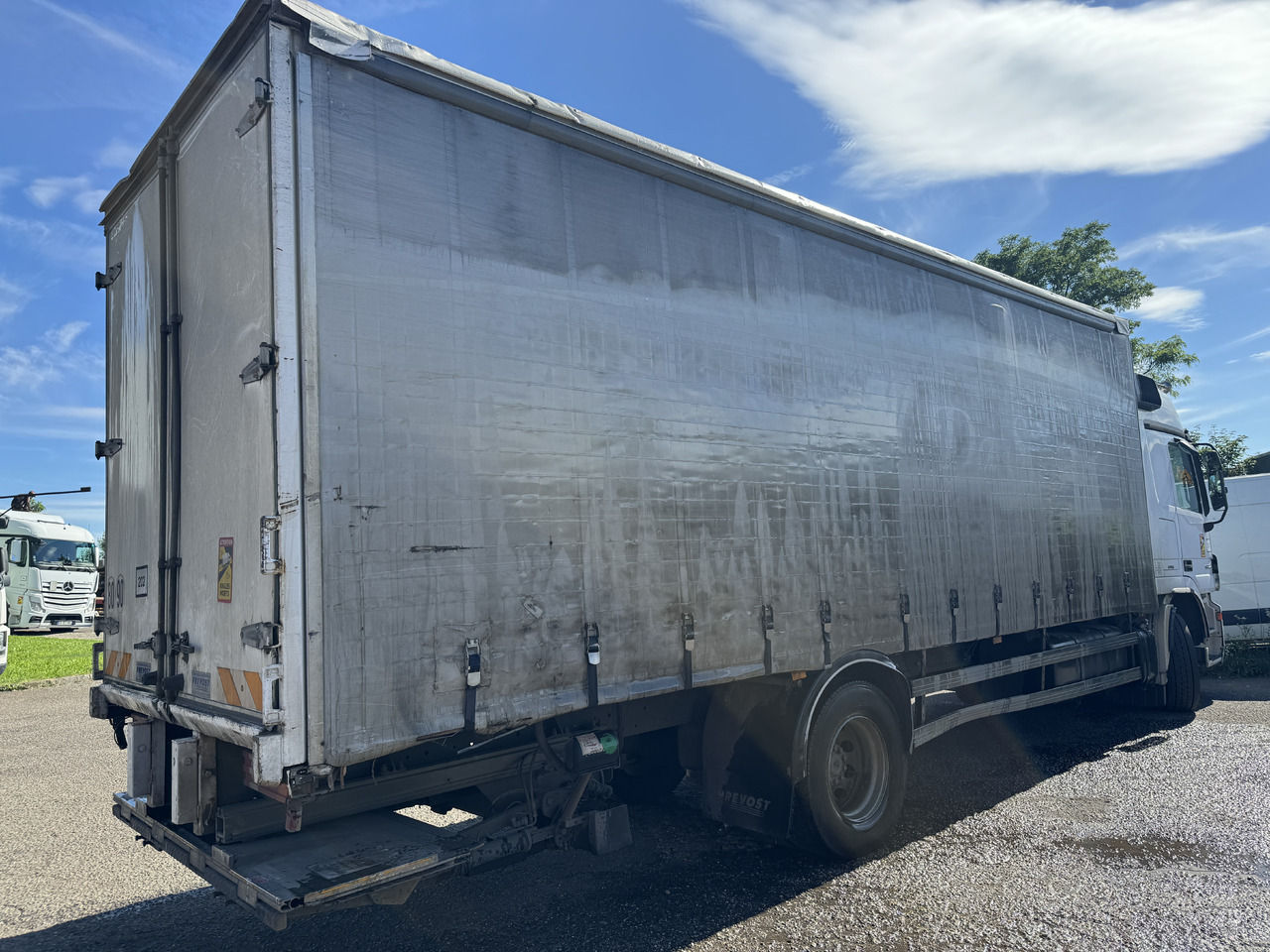 MERCEDES-BENZ ACTROS 1832 - Тентована вантажівка: фото 3 MERCEDES-BENZ ACTROS 1832 - Тентована вантажівка: фото 3