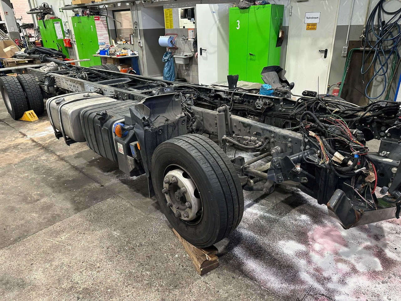 Iveco 110EL25 Unfallchassis ohne Motor/Getriebe - Вантажівка шасі: фото 3 Iveco 110EL25 Unfallchassis ohne Motor/Getriebe - Вантажівка шасі: фото 3