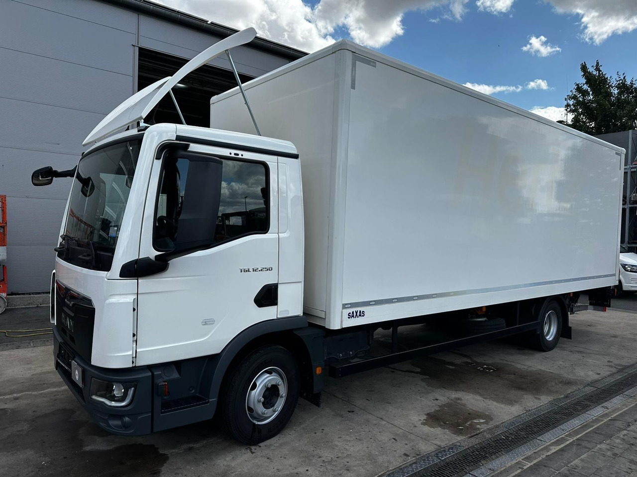 MAN TGL 12.250 /Ladebordwand/Automatik/Ahk - Вантажівка з закритим кузовом: фото 1 MAN TGL 12.250 /Ladebordwand/Automatik/Ahk - Вантажівка з закритим кузовом: фото 1