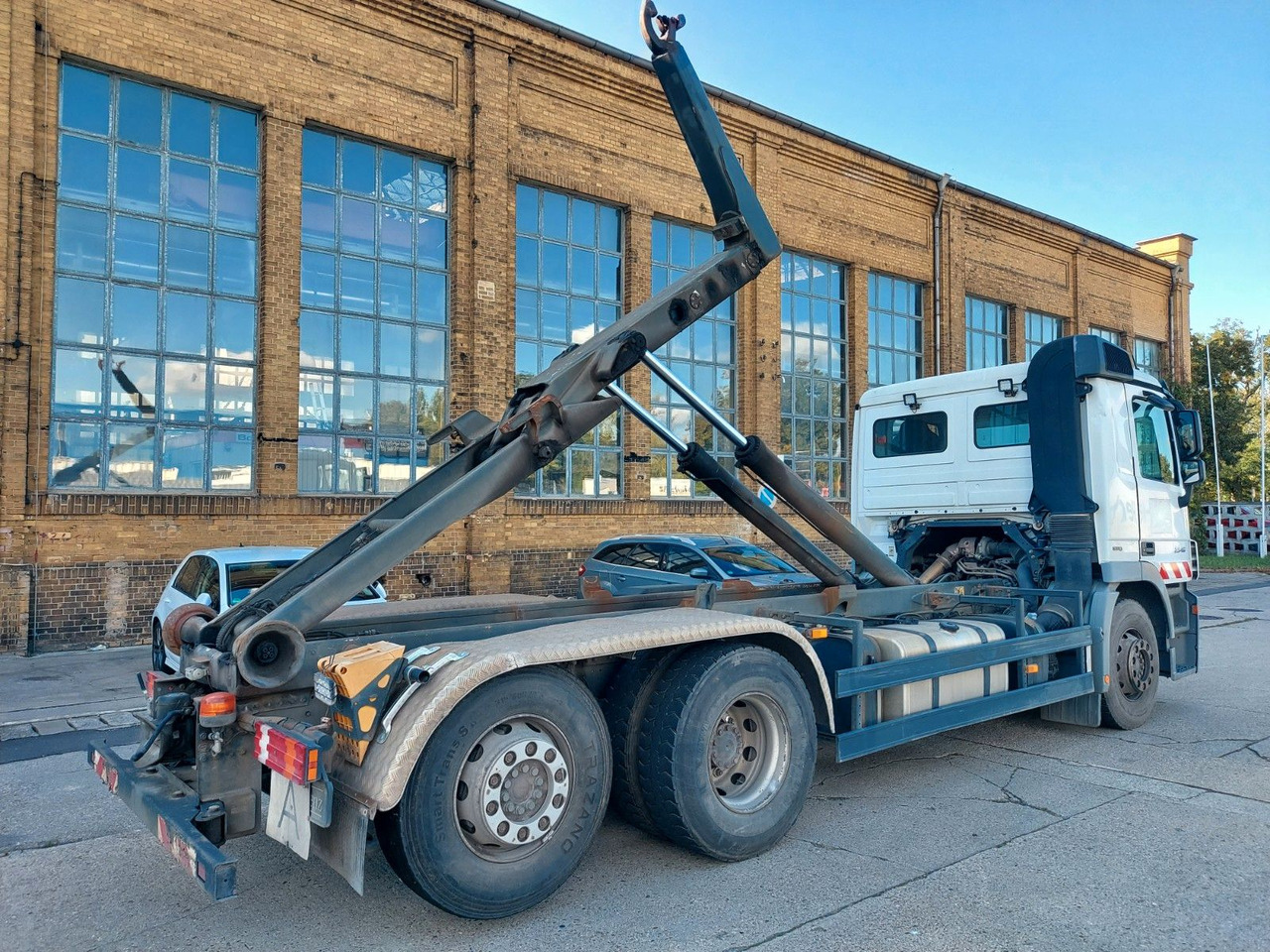 Mercedes-Benz Actros 6-Zyl. 2546 ABROLLKIPPER MEILER - Гаковий мультиліфт вантажівка: фото 1 Mercedes-Benz Actros 6-Zyl. 2546 ABROLLKIPPER MEILER - Гаковий мультиліфт вантажівка: фото 1