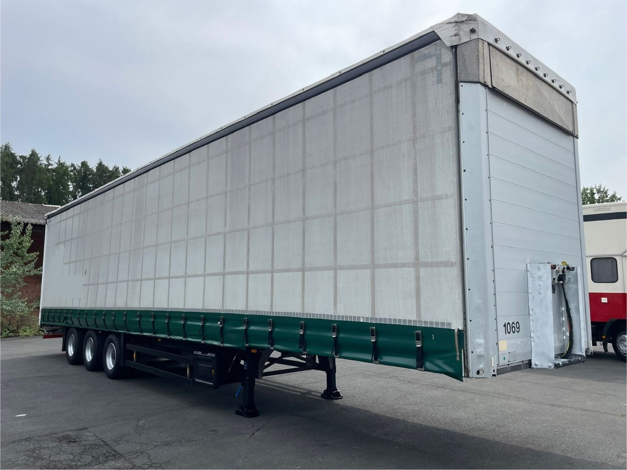 Schmitz Cargobull S01 3-Achs/Pritsche+Plane/13,5m/28050kg-Nutzlast - Тентований напівпричіп: фото 1 Schmitz Cargobull S01 3-Achs/Pritsche+Plane/13,5m/28050kg-Nutzlast - Тентований напівпричіп: фото 1