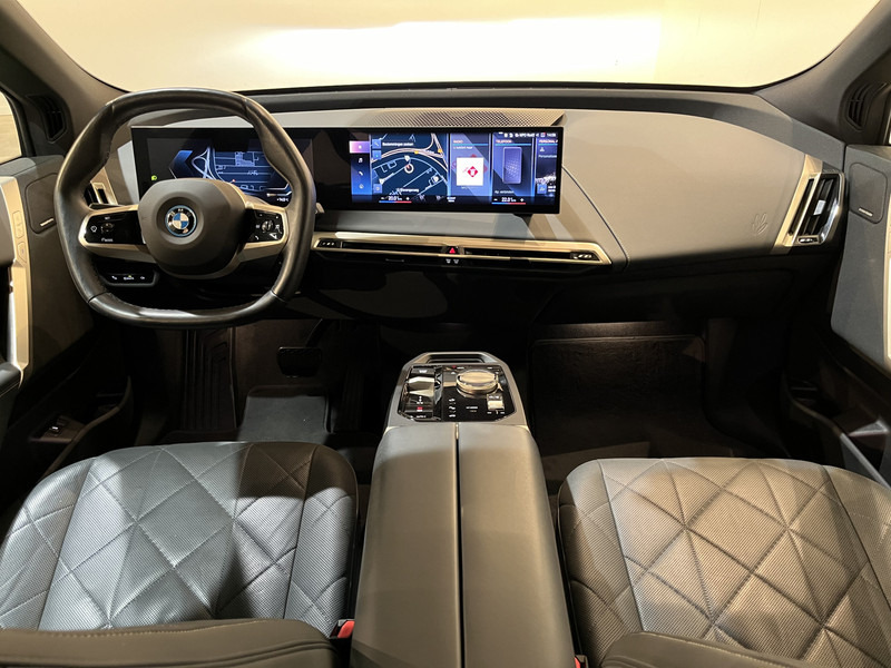 BMW iX xDrive40 High Executive 77 kWh / Luchtvering / Pano / Harman Kardon / Trekhaak / Sportpakket / 27.750 KM !! - Позашляховик: фото 2 BMW iX xDrive40 High Executive 77 kWh / Luchtvering / Pano / Harman Kardon / Trekhaak / Sportpakket / 27.750 KM !! - Позашляховик: фото 2