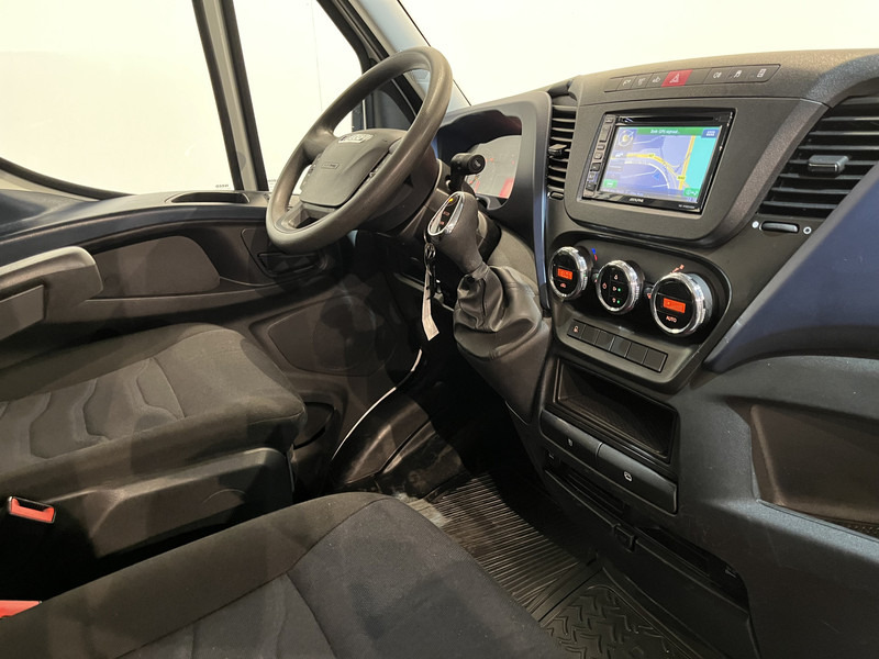 Iveco Daily 35S18D 3.0 375 Automaat Open Laadbak / Hiab Kraan / Euro 6 / Trekhaak 3500 KG / Airco / Camera / Navigatie / 3-Zits / 67.000 KM !! - Легка бортова вантажівка: фото 3 Iveco Daily 35S18D 3.0 375 Automaat Open Laadbak / Hiab Kraan / Euro 6 / Trekhaak 3500 KG / Airco / Camera / Navigatie / 3-Zits / 67.000 KM !! - Легка бортова вантажівка: фото 3