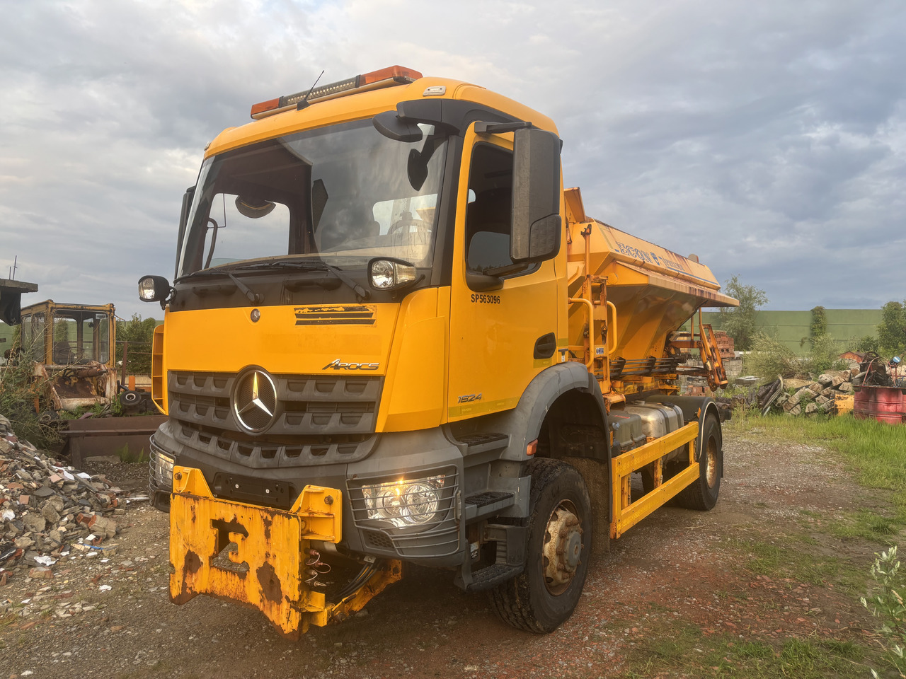 Mercedes AROCS 1824 4X4 GRITTER/SPREADER/PLOUGH - Снігоприбиральна машина: фото 4 Mercedes AROCS 1824 4X4 GRITTER/SPREADER/PLOUGH - Снігоприбиральна машина: фото 4