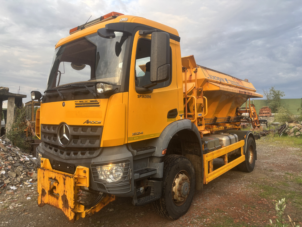 Mercedes AROCS 1824 4X4 GRITTER/SPREADER/PLOUGH - Снігоприбиральна машина: фото 5 Mercedes AROCS 1824 4X4 GRITTER/SPREADER/PLOUGH - Снігоприбиральна машина: фото 5