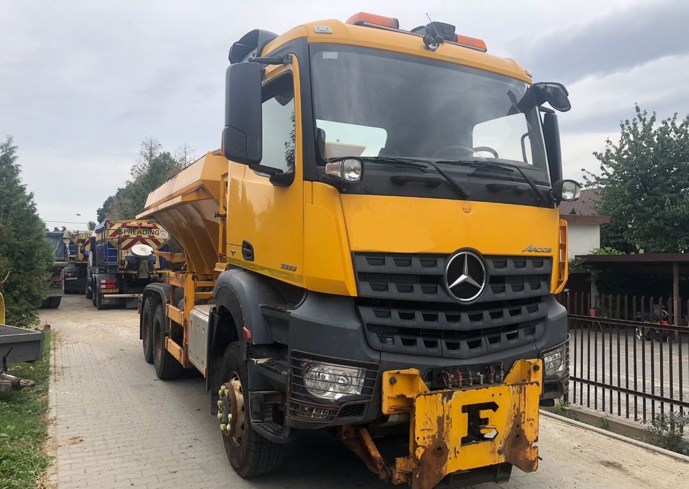 Mercedes-Benz Arocs 3333 6x6 piaskarka solarka econ pług schmidt - Снігоприбиральна машина: фото 1 Mercedes-Benz Arocs 3333 6x6 piaskarka solarka econ pług schmidt - Снігоприбиральна машина: фото 1