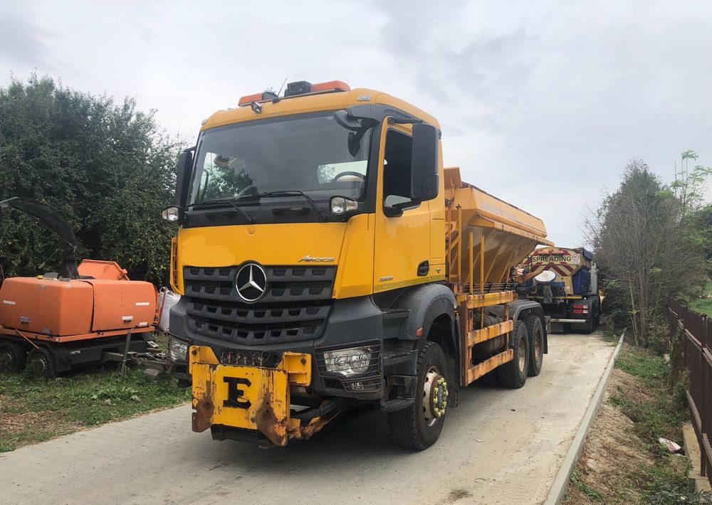 Mercedes-Benz Arocs 3333 6x6 piaskarka solarka econ pług schmidt - Снігоприбиральна машина: фото 3 Mercedes-Benz Arocs 3333 6x6 piaskarka solarka econ pług schmidt - Снігоприбиральна машина: фото 3