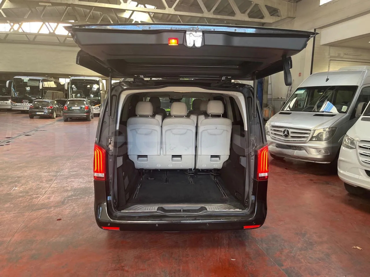 Mercedes-Benz Viano - Мікроавтобус, Пасажирський фургон: фото 5 Mercedes-Benz Viano - Мікроавтобус, Пасажирський фургон: фото 5