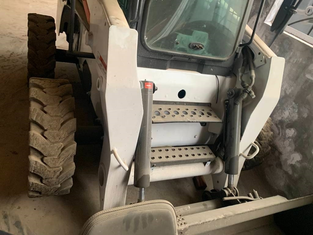 Bobcat S 300 - Міні-навантажувач: фото 2 Bobcat S 300 - Міні-навантажувач: фото 2