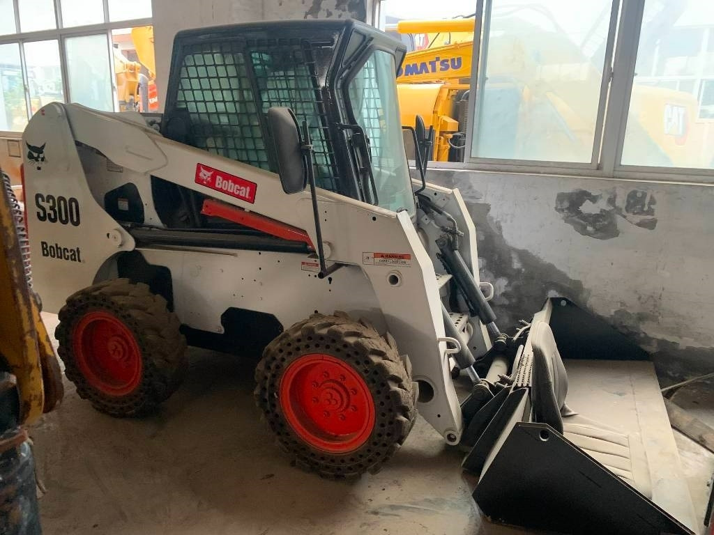 Bobcat S 300 - Міні-навантажувач: фото 1 Bobcat S 300 - Міні-навантажувач: фото 1