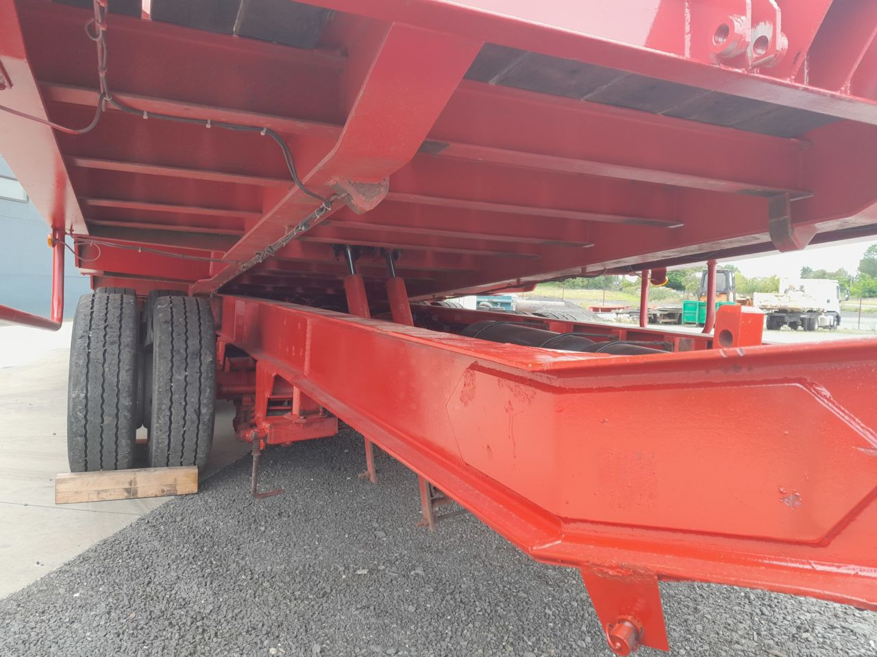 Louault 3 essieux centraux 31t500 basculent plant carrier / low loader Trailer - Низькорамна платформа причіп: фото 4 Louault 3 essieux centraux 31t500 basculent plant carrier / low loader Trailer - Низькорамна платформа причіп: фото 4
