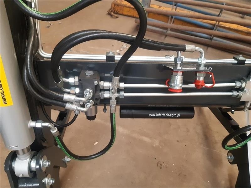 Inter-Tech 1600 - Фронтальний навантажувач для трактора: фото 4 Inter-Tech 1600 - Фронтальний навантажувач для трактора: фото 4