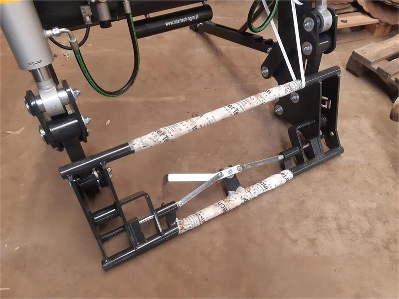 Inter-Tech 1600 - Фронтальний навантажувач для трактора: фото 5 Inter-Tech 1600 - Фронтальний навантажувач для трактора: фото 5