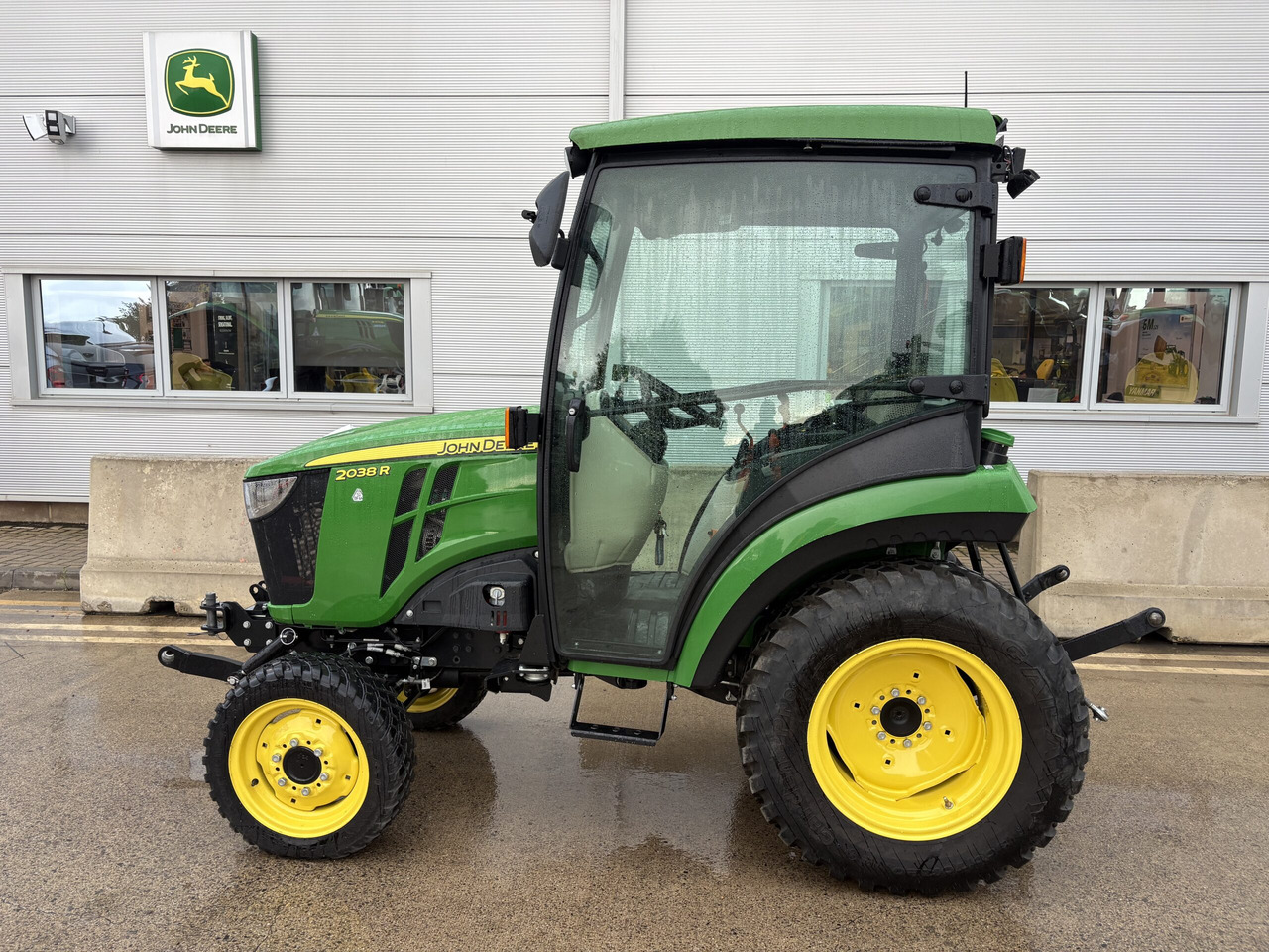 John Deere 2038R Compact Tractor - Мінітрактор: фото 1 John Deere 2038R Compact Tractor - Мінітрактор: фото 1