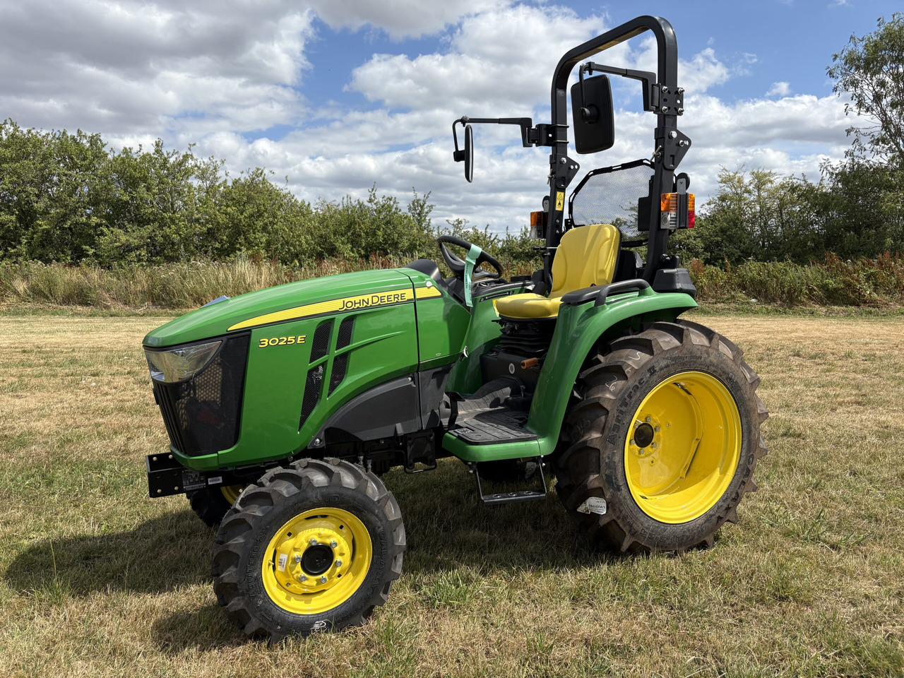 John Deere 3025E Compact Tractor - Мінітрактор: фото 1 John Deere 3025E Compact Tractor - Мінітрактор: фото 1