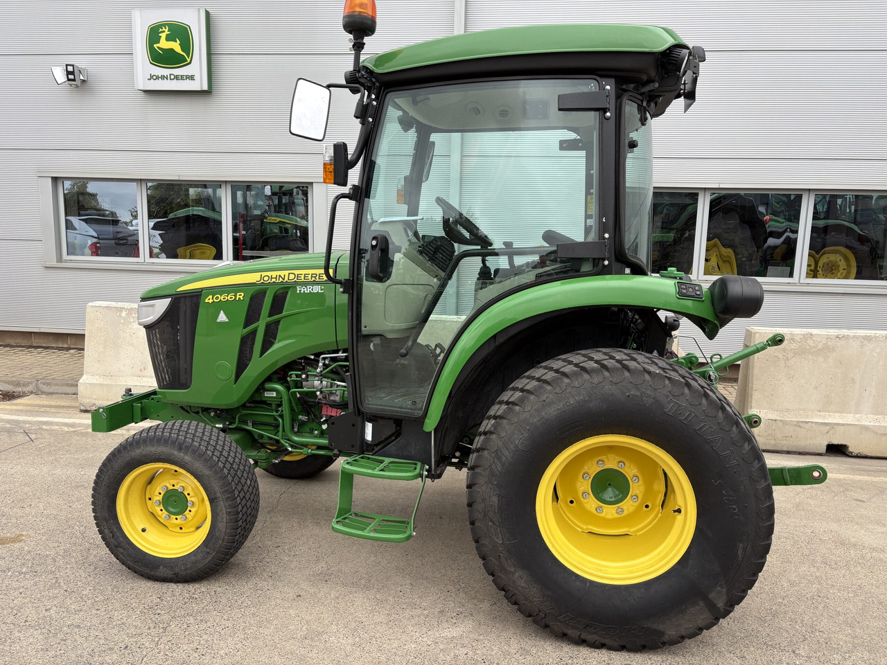 John Deere 4066R Compact Tractor - Мінітрактор: фото 1 John Deere 4066R Compact Tractor - Мінітрактор: фото 1