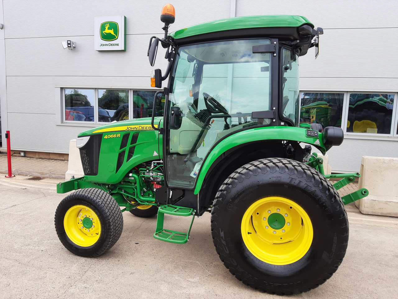 John Deere 4066R Compact Tractor - Мінітрактор: фото 1 John Deere 4066R Compact Tractor - Мінітрактор: фото 1