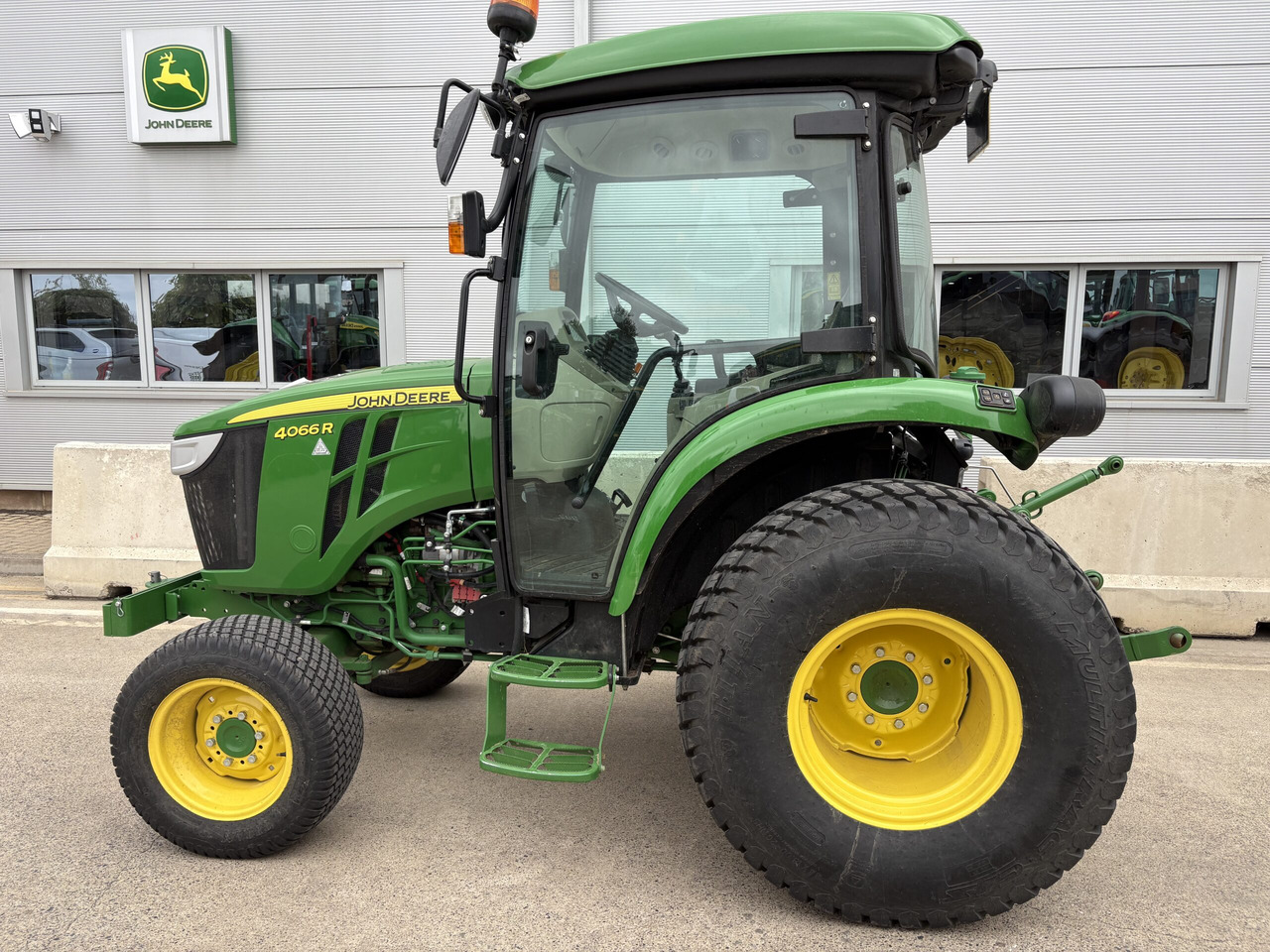 John Deere 4066R Compact Tractor - Мінітрактор: фото 1 John Deere 4066R Compact Tractor - Мінітрактор: фото 1