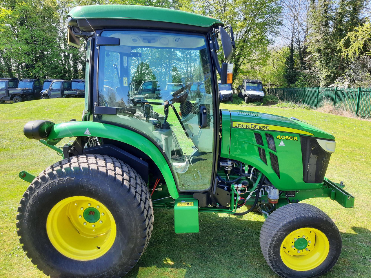 John Deere 4066R Compact Tractor - Мінітрактор: фото 1 John Deere 4066R Compact Tractor - Мінітрактор: фото 1