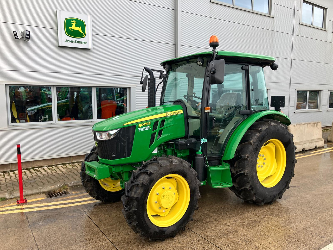 John Deere 5075E - Трактор: фото 1 John Deere 5075E - Трактор: фото 1
