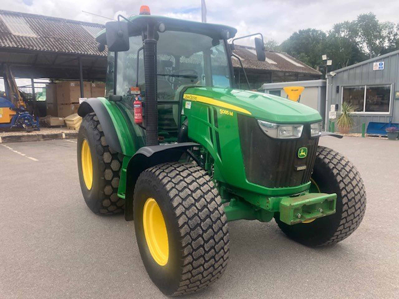 John Deere 5085M - Трактор: фото 4 John Deere 5085M - Трактор: фото 4