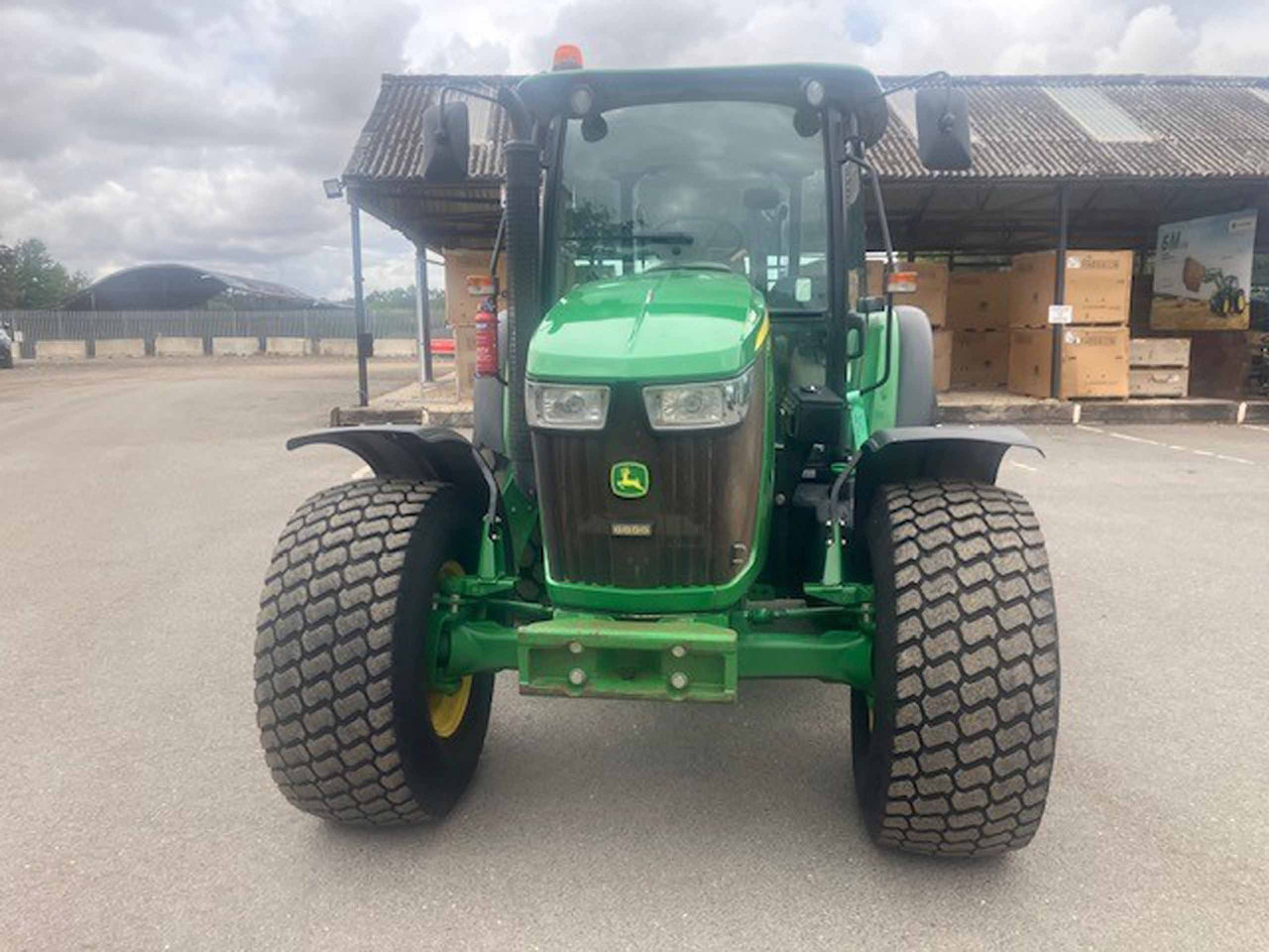 John Deere 5085M - Трактор: фото 3 John Deere 5085M - Трактор: фото 3