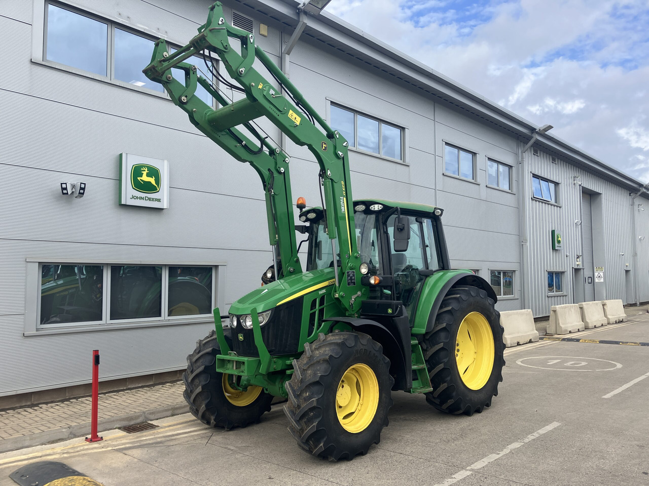 John Deere 6100M + 623M Loader - Трактор: фото 1 John Deere 6100M + 623M Loader - Трактор: фото 1