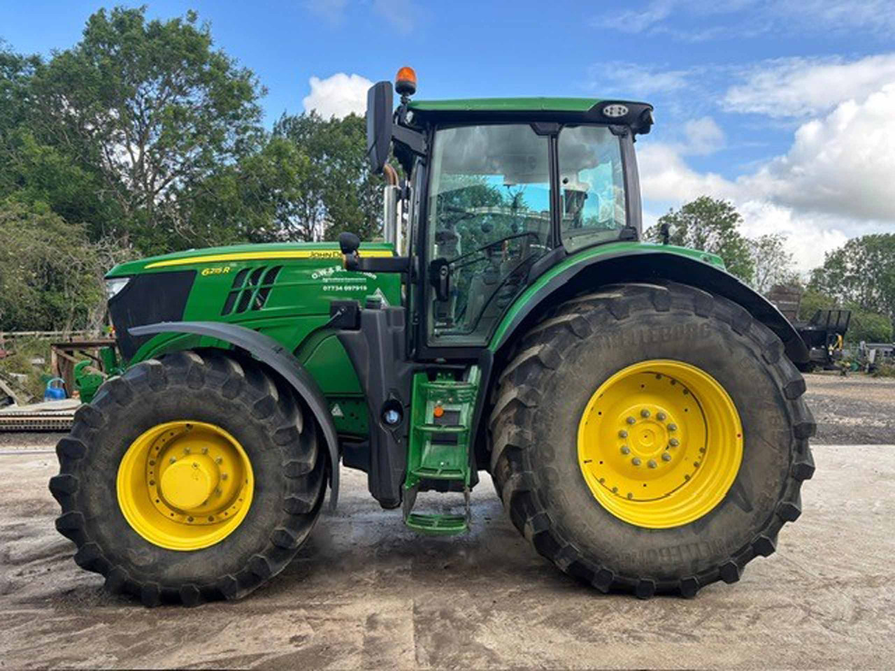 Трактор John Deere 6215R: фото 15