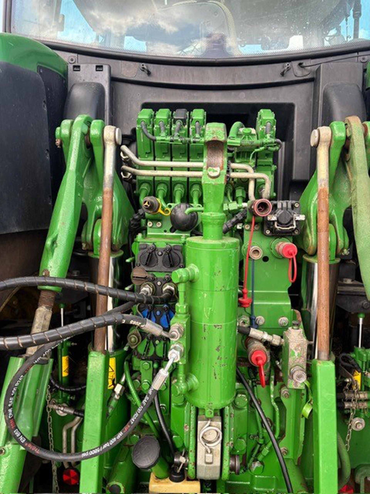 Трактор John Deere 6215R: фото 13