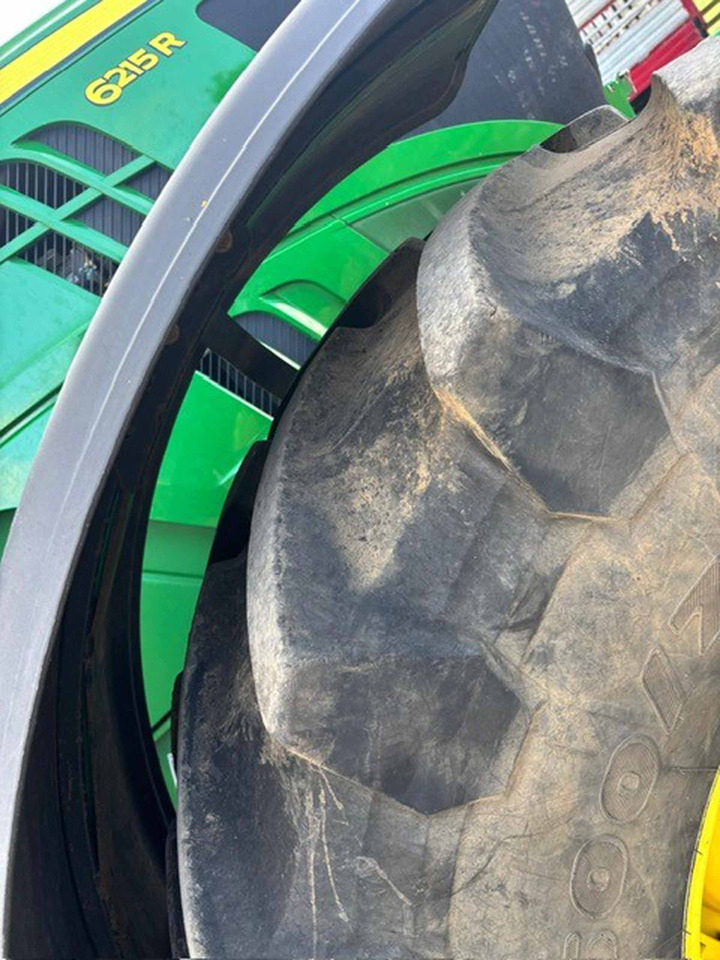 Трактор John Deere 6215R: фото 9