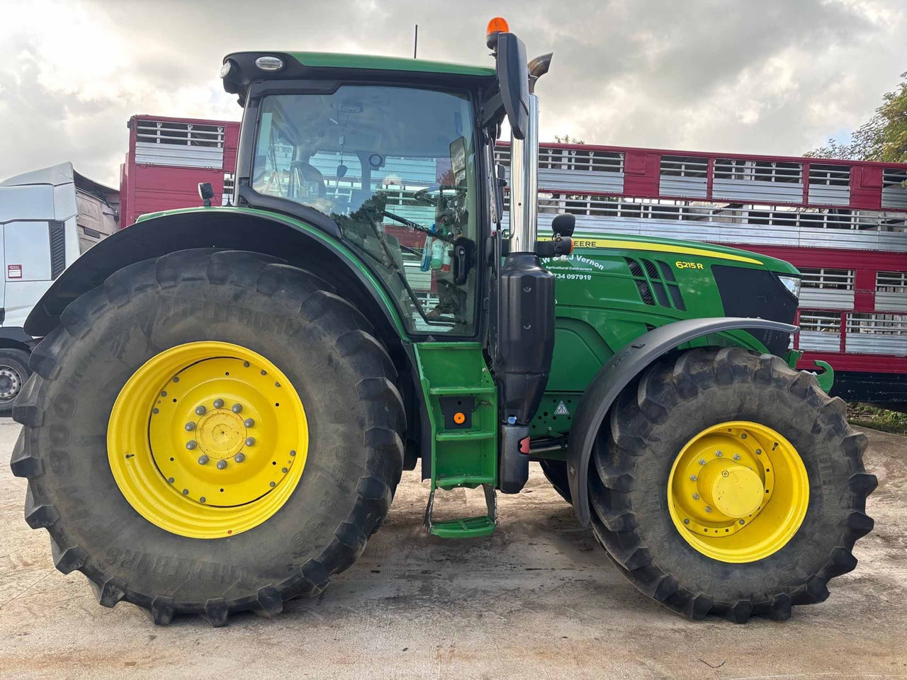 Трактор John Deere 6215R: фото 14
