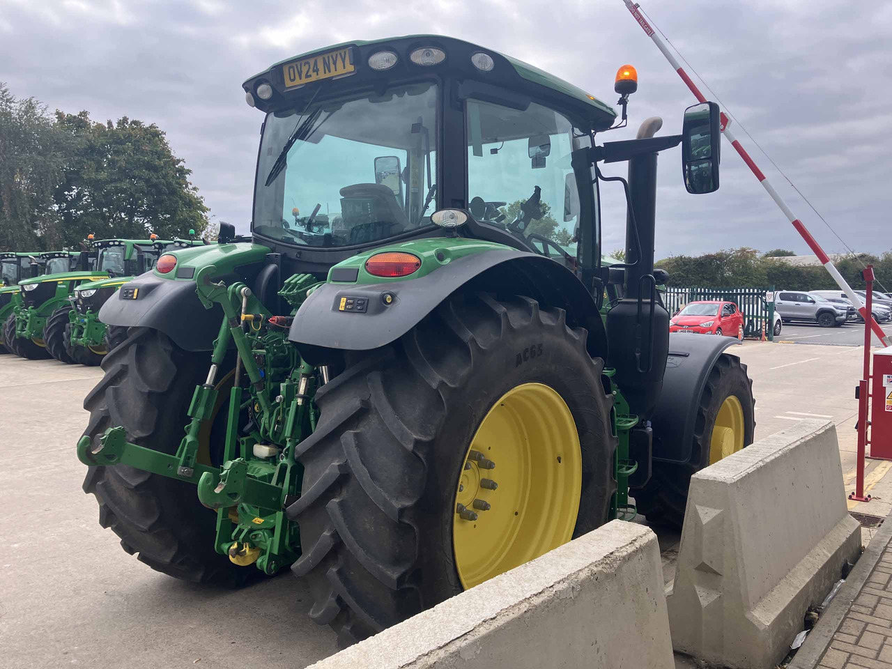 John Deere 6R 155 - Трактор: фото 5 John Deere 6R 155 - Трактор: фото 5