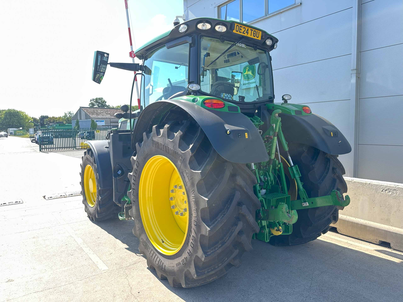 John Deere 6R 215 - Трактор: фото 3 John Deere 6R 215 - Трактор: фото 3
