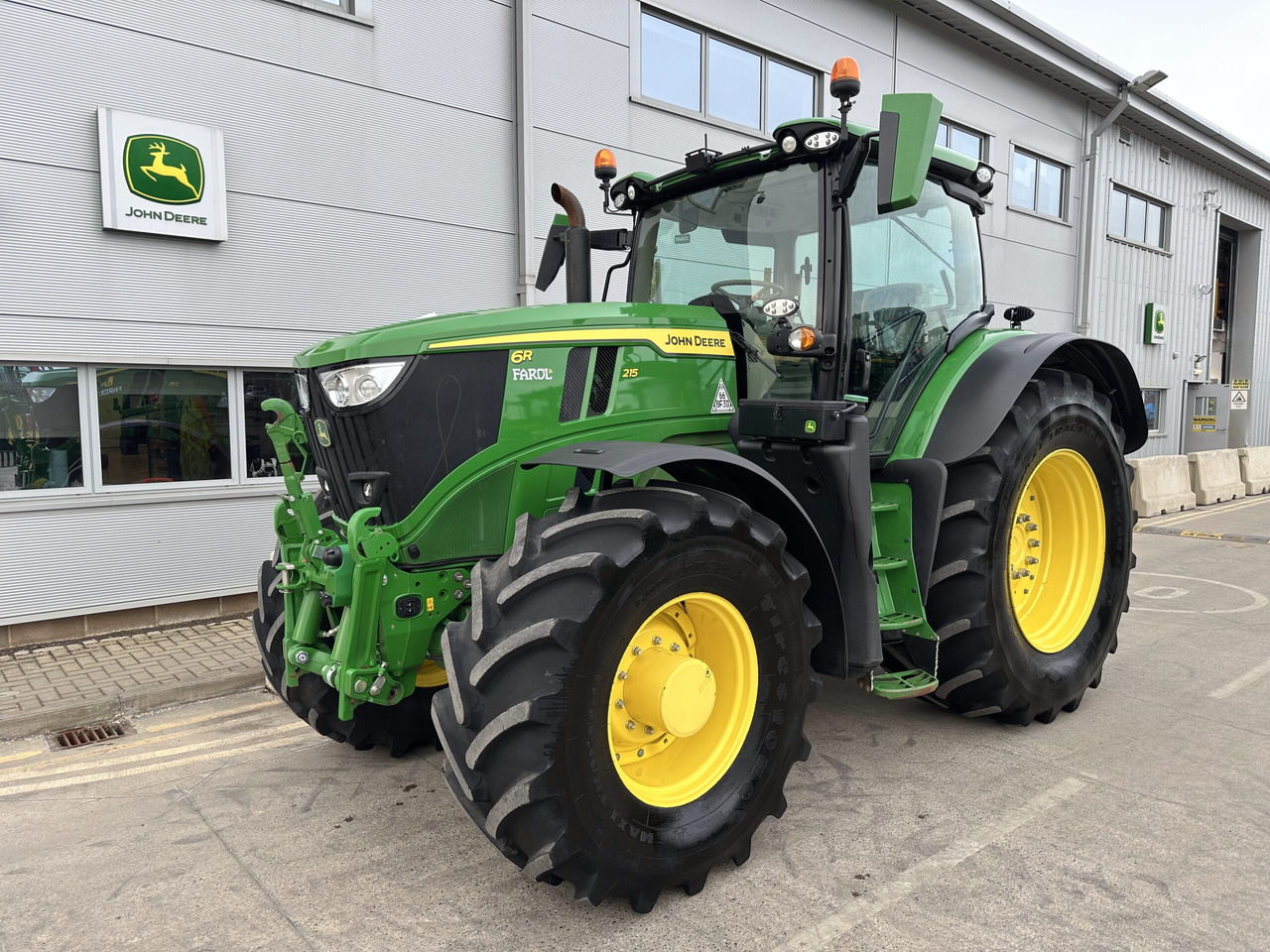 John Deere 6R 215 - Трактор: фото 1 John Deere 6R 215 - Трактор: фото 1