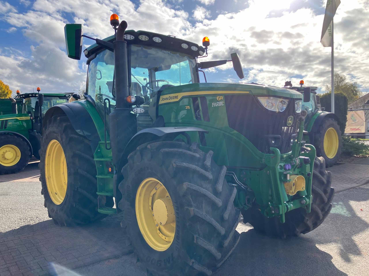 John Deere 6R 215 - Трактор: фото 3 John Deere 6R 215 - Трактор: фото 3