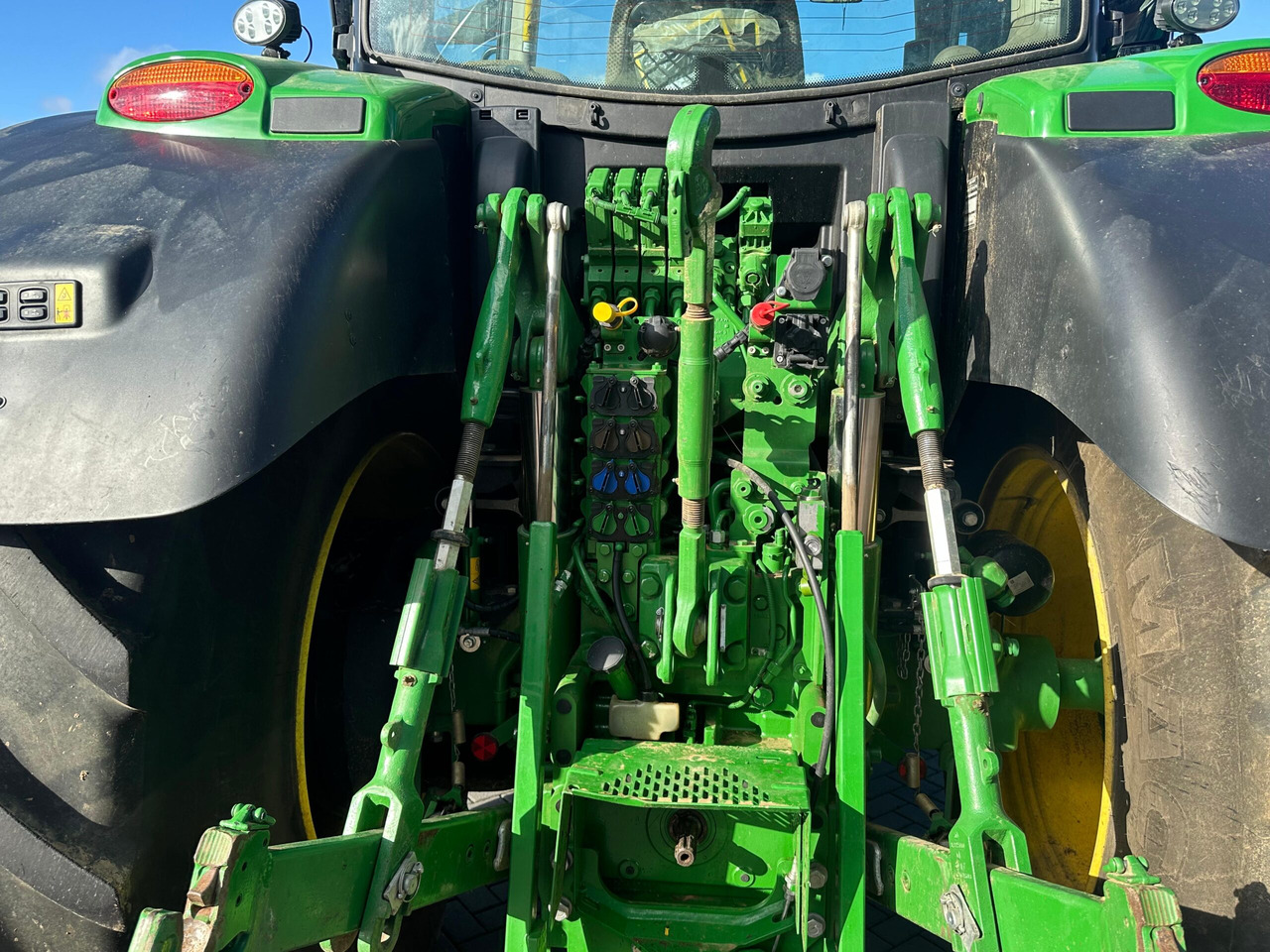 John Deere 6R 215 - Трактор: фото 2 John Deere 6R 215 - Трактор: фото 2
