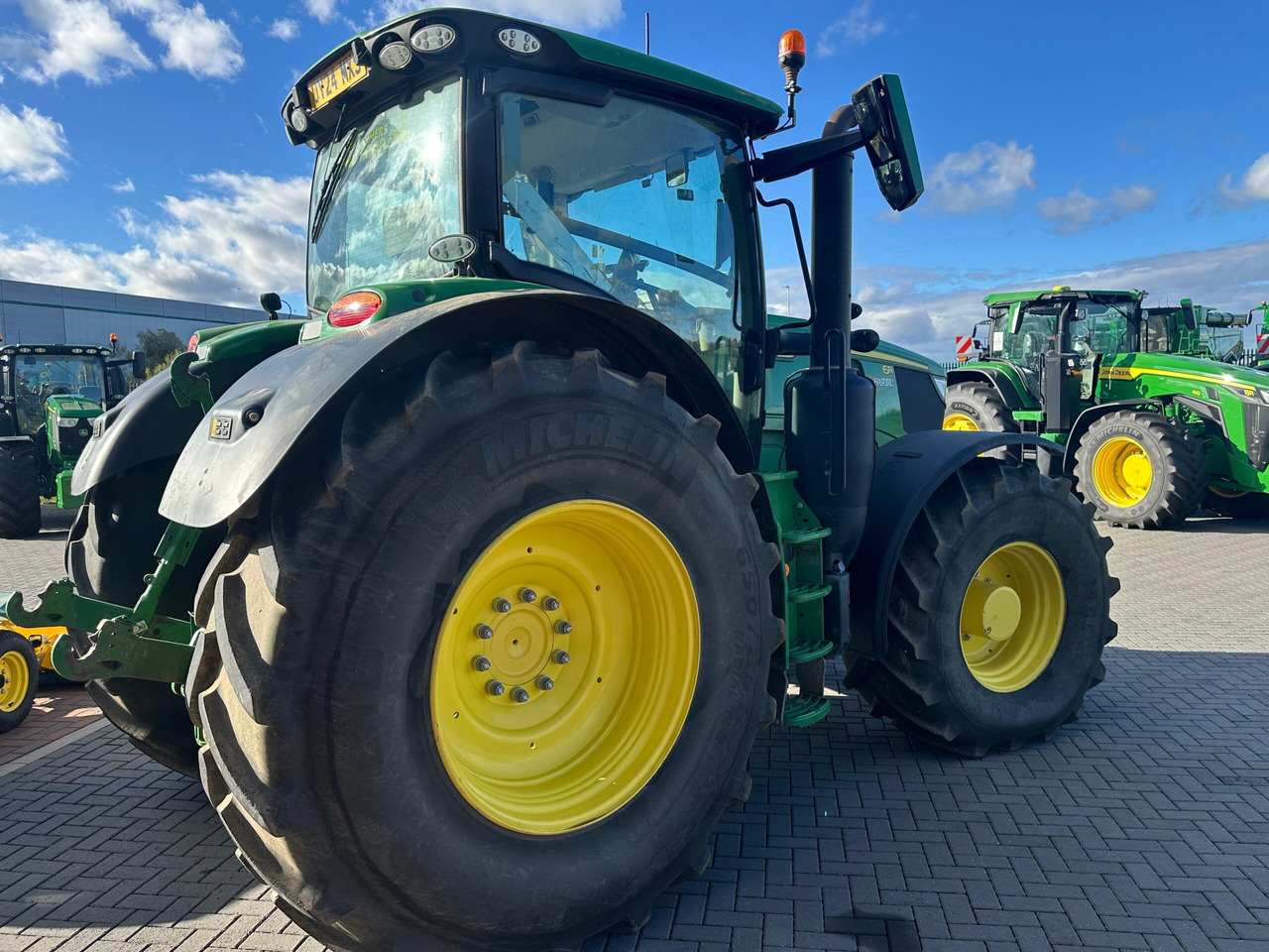 John Deere 6R 215 - Трактор: фото 4 John Deere 6R 215 - Трактор: фото 4