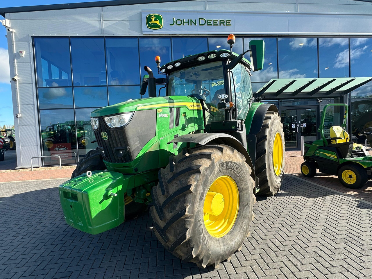 John Deere 6R 215 - Трактор: фото 1 John Deere 6R 215 - Трактор: фото 1