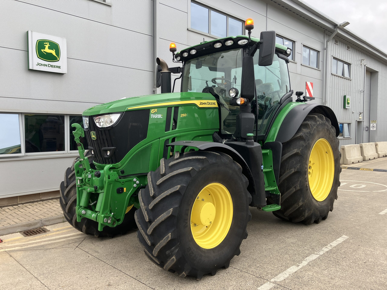 John Deere 6R 250 - Трактор: фото 1 John Deere 6R 250 - Трактор: фото 1