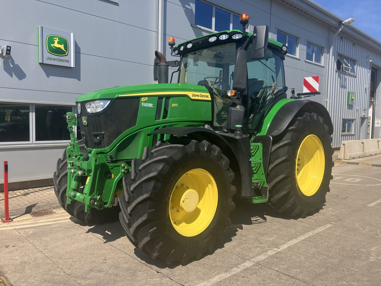 John Deere 6R 250 - Трактор: фото 1 John Deere 6R 250 - Трактор: фото 1