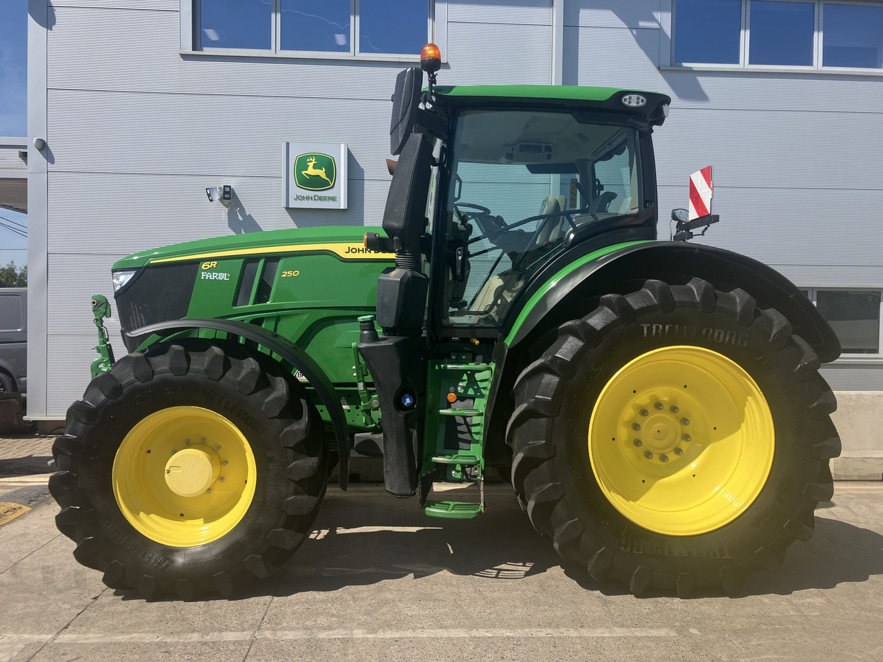 John Deere 6R 250 - Трактор: фото 2 John Deere 6R 250 - Трактор: фото 2
