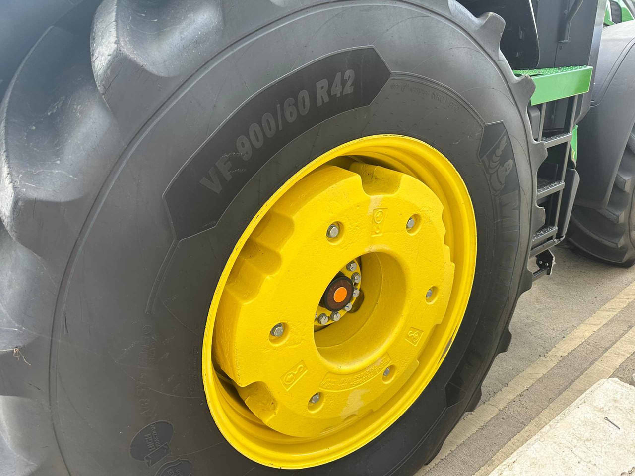 John Deere 8R 410 - Трактор: фото 5 John Deere 8R 410 - Трактор: фото 5