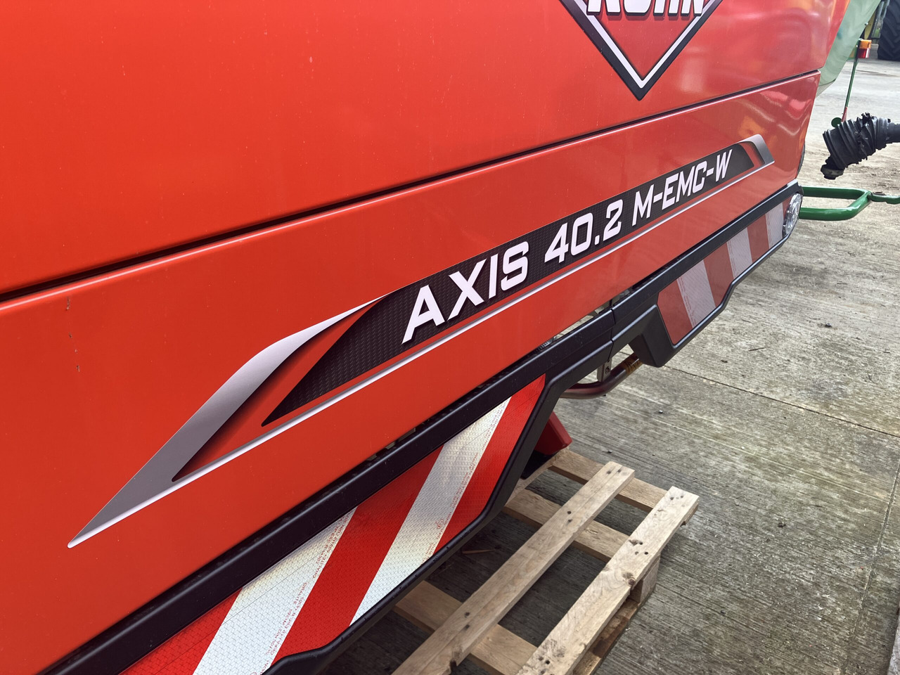 Kuhn Axis 40.2 M-EMC-W - Розкидач добрив: фото 3 Kuhn Axis 40.2 M-EMC-W - Розкидач добрив: фото 3